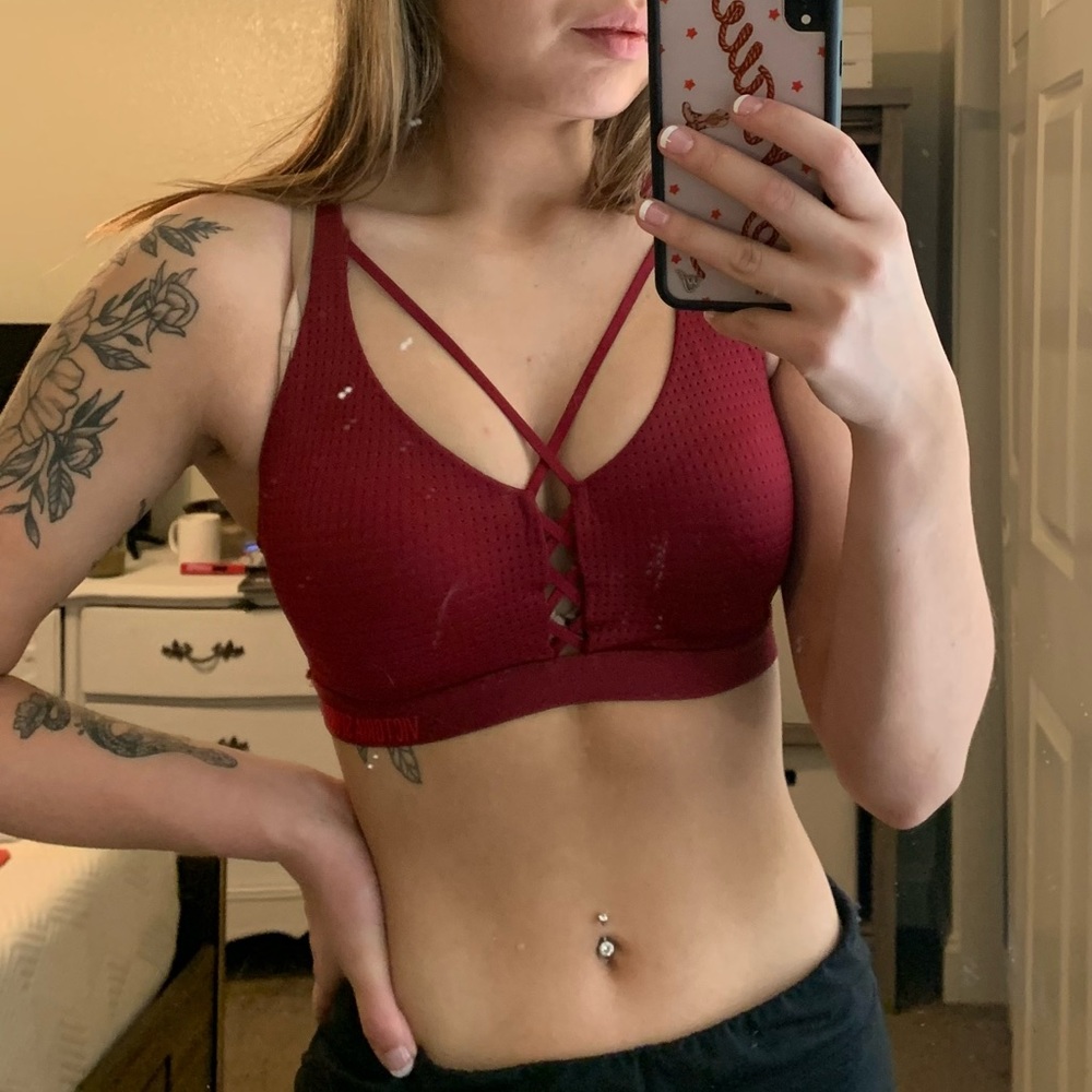 VICTORIA’s SECREt STRAPPY SPORTS BRA RED